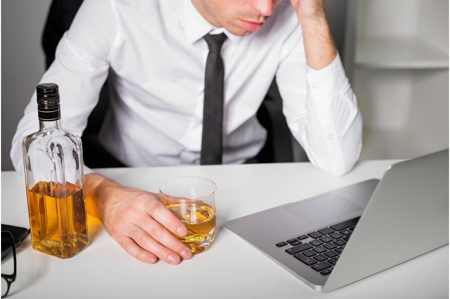 Quelles sont les conséquences du refus d’un salarié de se soumettre à un dépistage d’alcool ou de drogue sur son lieu de travail ?