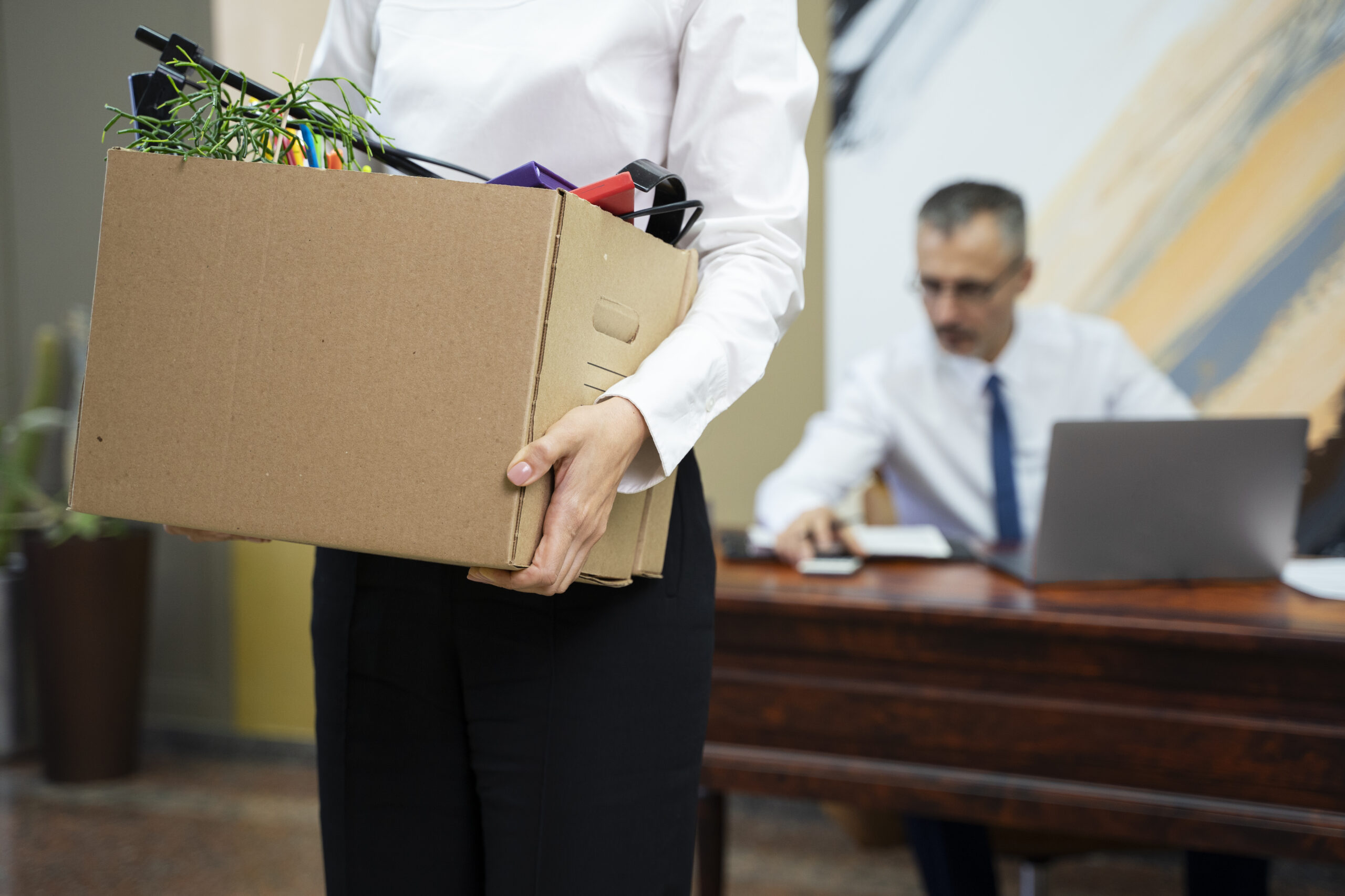 Le salarié qui continue de travailler sans avoir signé, par exemple le renouvellement de son CDD, peut demander la requalification de sa relation travail en CDI. Qu’en est-il quand le salarié refuse de signer le renouvellement du CDD et continue donc de travailler ?